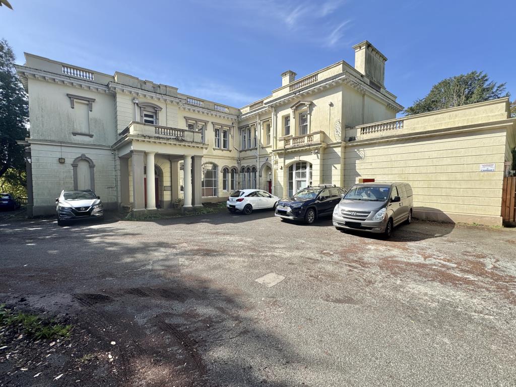 Lot: 82 - MANSION VILLA LOCATED IN CITY CENTRE PARK - External view front of the property